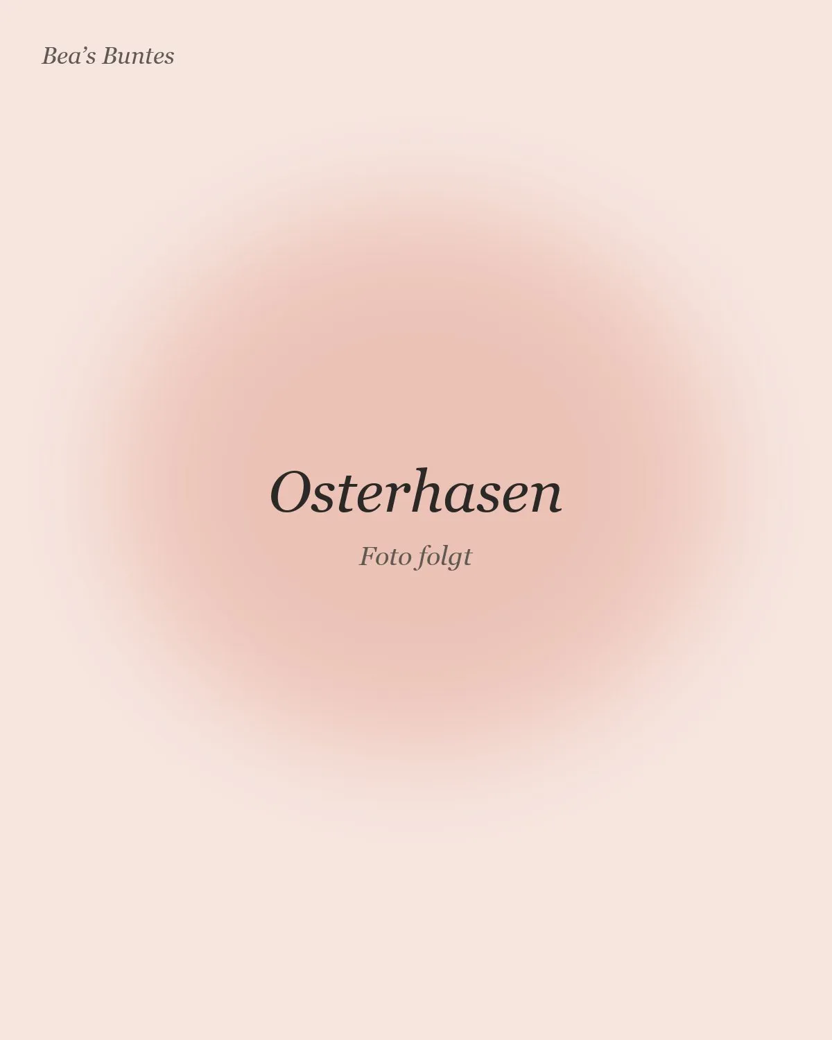 Sitzende Osterhasen aus Stoff mit Schleife um den Hals
